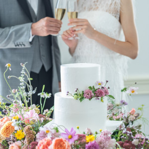 ケーキもオリジナルでお作りします。シンプルなケーキに花々を飾り、センスあふれるウエディングケーキに|ホテルオークラ東京ベイの写真(18020493)
