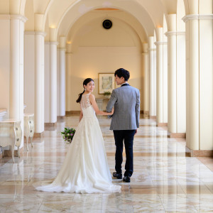 映画や雑誌の撮影にも使用される大理石の回廊は館内でも特に人気のフォトスポット|ホテルオークラ東京ベイの写真(56483017)