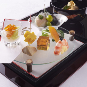 旬の素材と和の美が織り成なす、「羽衣」の会席料理。季節の恵みの彩りも器に映えて美しく|ホテルオークラ東京ベイの写真(2456217)