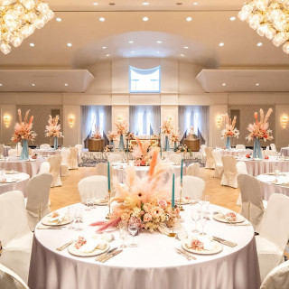 シャンデリア輝く会場や海をのぞむ最上階のスイートルームなど多彩なパーティー会場をご用意