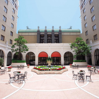 青空をのぞむ開放的なコートヤード（中庭）はバルーンリリースなどのセレモニーにもおすすめ