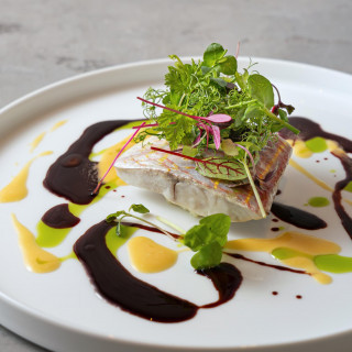 フランス料理、日本料理、中国料理、さらに和洋中の折衷料理も承ります。