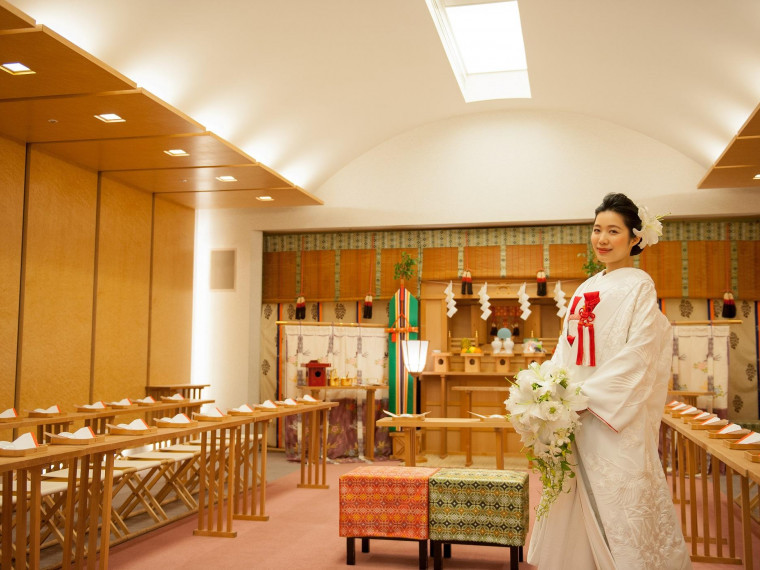 ホテル内の神殿で行う厳かな婚礼の儀