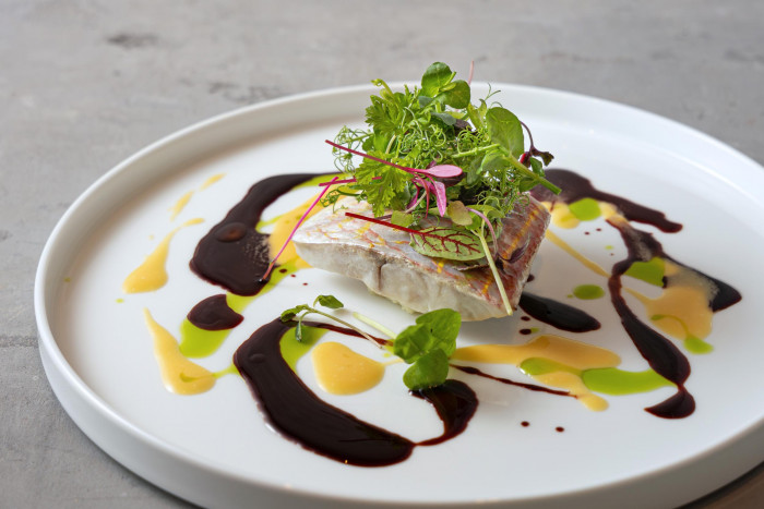 フランス料理、日本料理、中国料理、さらに和洋中の折衷料理も承ります。