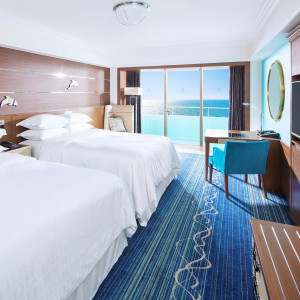 客室からは海やパークを一望！遠方からお越しのゲストにもゆっくりとお寛ぎいただけます。|シェラトン・グランデ・トーキョーベイ・ホテルの写真(27068881)