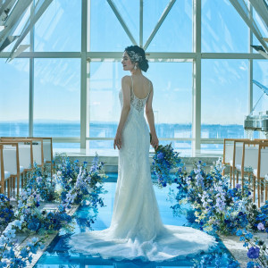 青い空と海に純白のウエディングドレスがよく映えます|シェラトン・グランデ・トーキョーベイ・ホテルの写真(19901962)