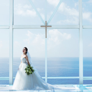 ブルーを基調とした「クリスタルチャペル」に純白のウエディングドレスが映えます。|シェラトン・グランデ・トーキョーベイ・ホテルの写真(5498062)