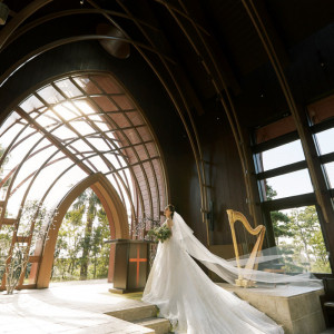 天井高13.5mのガラスのチャペルは木目調で荘厳な雰囲気を醸し出します。|シェラトン・グランデ・トーキョーベイ・ホテルの写真(17309100)