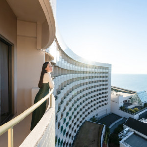 結婚式の後、そのまま宿泊ができるのもホテルウエディングならでは。客室からはチャペルや海、パークを一望できます|シェラトン・グランデ・トーキョーベイ・ホテルの写真(27679708)