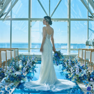 青い空と海に純白のウエディングドレスがよく映えます