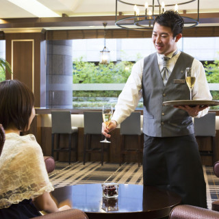 サービススタッフは、お客様ひとりひとりにベストなタイミングで料理やドリンクをサーブ。