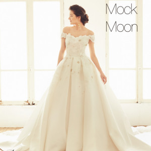 ミスモックムーンのウエディングドレス。洗練されたラインとふんわり優しい雰囲気に。|マリエールオークパイン延岡の写真(23659062)