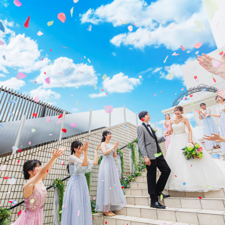 アクアテラス階段にてフラワーシャワー