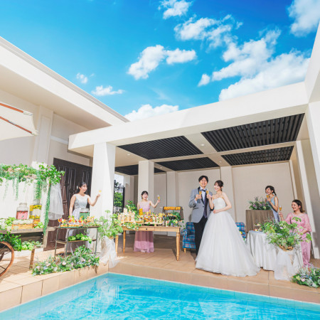 アクアテラスで皆で乾杯するシーン