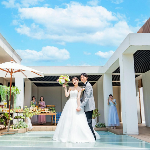 夏の日差しが眩しい季節！プールの水面にも反射して輝きを演出してくれます。