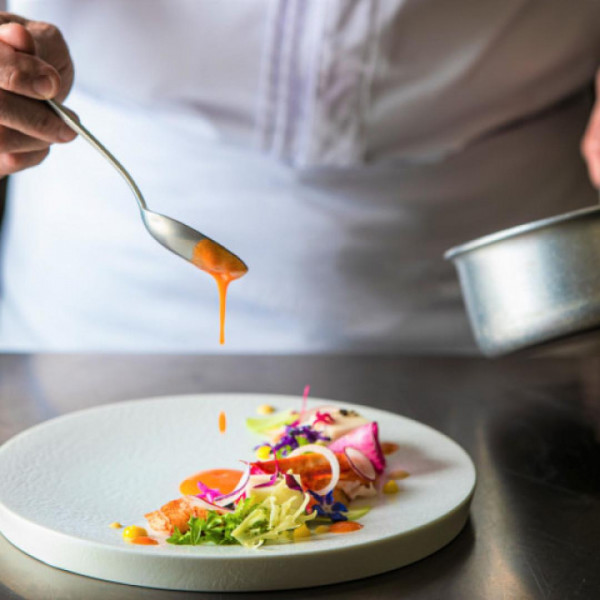 美味しいと評判の料理を、見て、試食して、厳選して決める