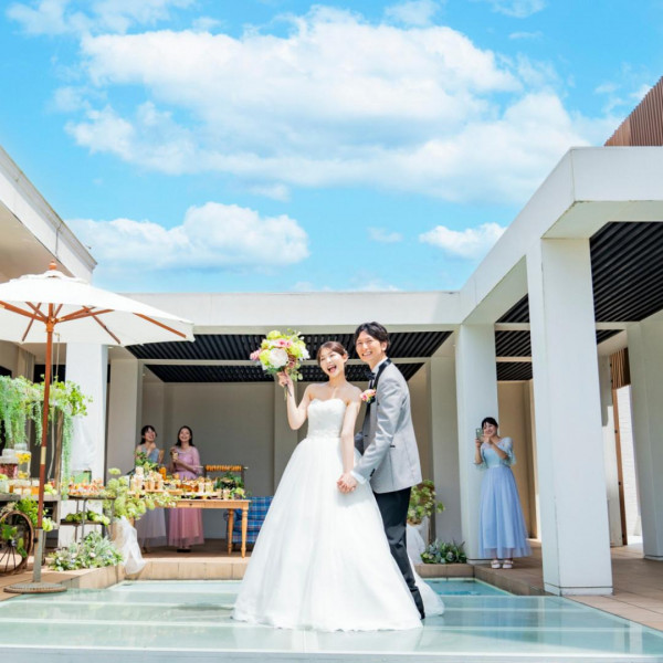 チャペル挙式前後の時間、ウォ―ターテラス。開放感のある空間でおもてなしもステキ！