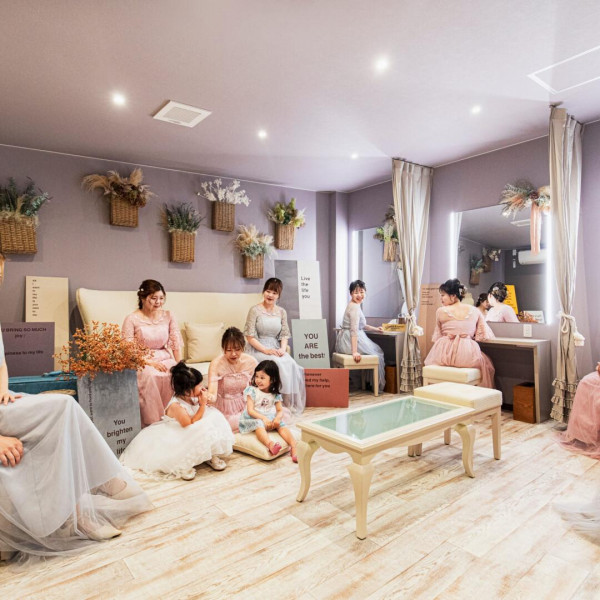 パウダールームは女性ゲスト専用、披露宴スタートまでゆっくり出来るスペース