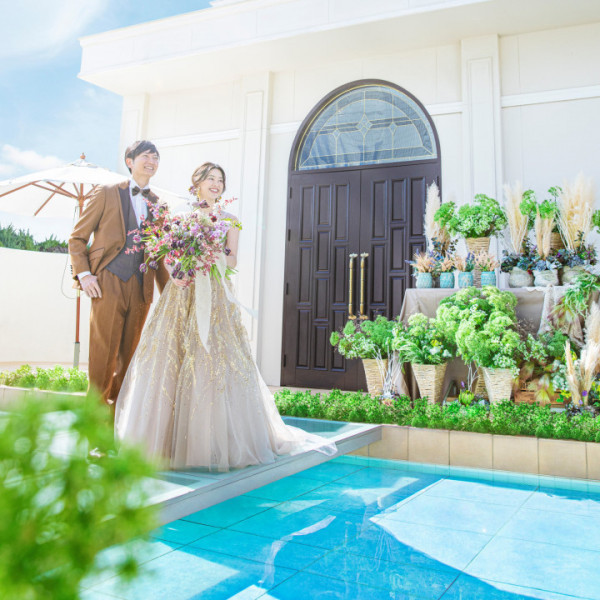 太陽の光とプールの水面が新郎新婦を眩しく際立たせてくれます。