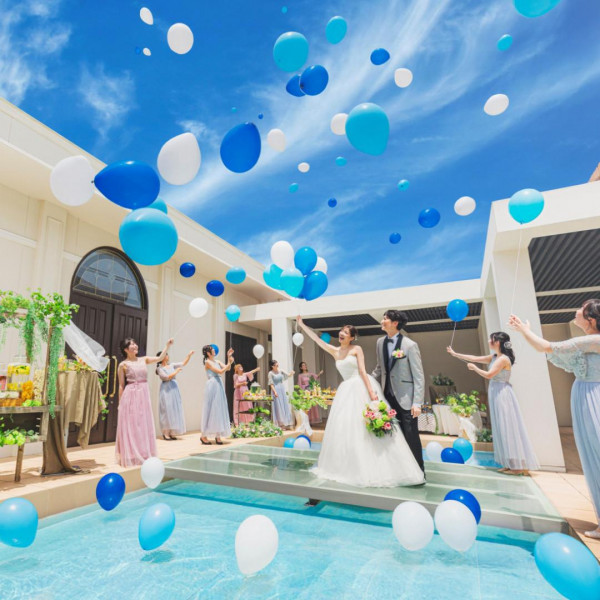 バルーンリリース。青い空にバルーンが舞い上がる世界観が気持ちいい。