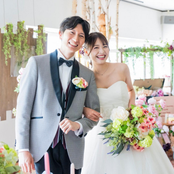 自然の彩りとふたりの笑顔が、空間を優しく包み込む