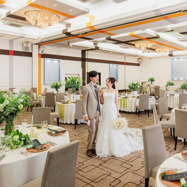 会場『クリスタル』は220名収容可能。ゆったりと間隔を空けて過ごせるスペースに、新郎新婦のアレンジを