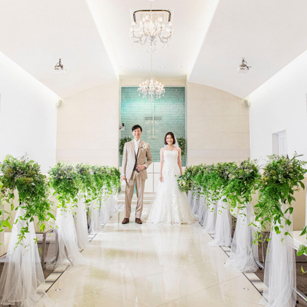 真っ白でシンプルな造りのアクアチャペル。新郎新婦が映える。