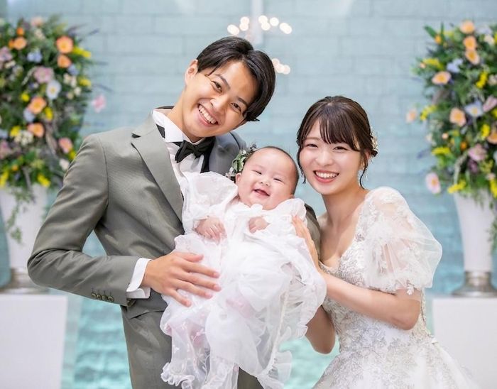 二人で幸せ、また三人でも…Wに幸せなこの時期に!チャペルで誓い合う