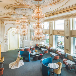 シャンデリアが煌めくラウンジショット|新横浜グレイスホテル/ ロゼアン シャルムの写真(56248457)