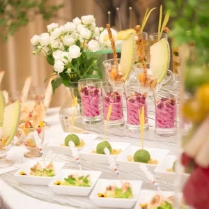 プレパーティではシェフ特製の鮮やかなフィンガーフードが会場を彩る|新横浜グレイスホテル/ ロゼアン シャルムの写真(640848)