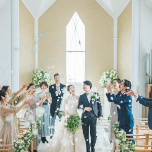 ふたりの門出を祝福する言葉につつまれるフラワーシャワー|新横浜グレイスホテル/ ロゼアン シャルムの写真(56248453)