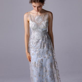 CLAIRE PETTIBONEのドレス。淡いシャーベットブルーが儚い妖精のよう