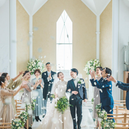 ふたりの門出を祝福する言葉につつまれるフラワーシャワー