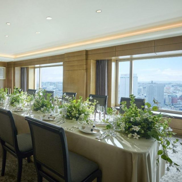 ホテル最上階の中国料理「カリュウ」、ホテル2階のフレンチ「アジュール」から選べる。