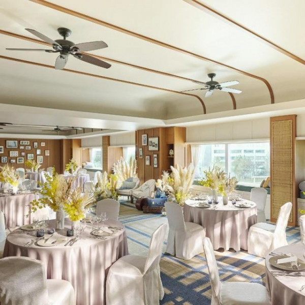 ヨットの船室をイメージしたおしゃれな内装。外には大観覧車を望むことができる。