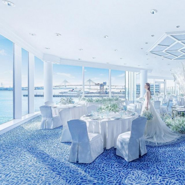 キラキラ輝く青い海が爽やかなサマーウエディング