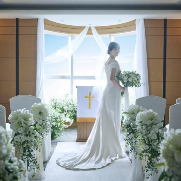 ホテル高層階のプライベートウエディング専用チャペルで、こじんまりと温かな挙式を。