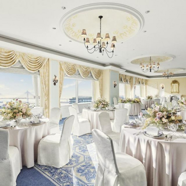 ヨーロッパの邸宅をイメージした可愛らしい内装。外いは爽やかな海の絶景を望むことができる。