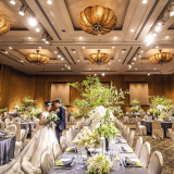【大宴会場】クイーンズグランドボールルーム
(70~140名様)
天上高7.2mの会場ならではの大画面スクリーンや光の演出はゲストの心にも刻まれます。