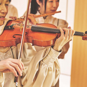 キリスト挙式ではオルガン・フルート・バイオリンの奏者が生演奏でお式のお手伝いをいたします。聖歌隊のハーモニーに包まれての挙式は忘れられない瞬間に。|横浜ベイホテル東急の写真(15848585)