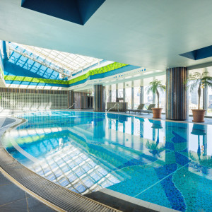 "アーバンリゾート"を体現し、開放感あふれる空間のなか、大・小2つのプールが印象的なプールエリア 「Blue Oasis」。※ご宿泊の方のみご利用いただけます。|横浜ベイホテル東急の写真(35933329)
