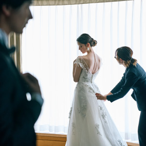 ご新婦が一番綺麗に見えるように細やかなフィッティングをしております|横浜ベイホテル東急の写真(51077304)