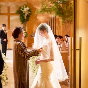 今までそばで見守ってきたご家族によるベールダウンは、花嫁支度の結びとなる感動的なシーンです。|横浜ベイホテル東急の写真(48937441)