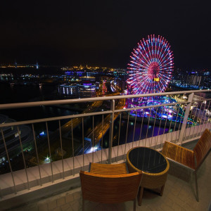 観覧車や横浜ベイブリッジ、赤レンガ倉庫・大桟橋や山下公園まで横浜を象徴する景色が一望できます。ゲストの心にも刻まれるはず・・・|横浜ベイホテル東急の写真(1704032)