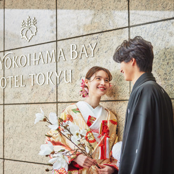 横浜ベイホテル東急のロゴをバックにオリジナルショットを。