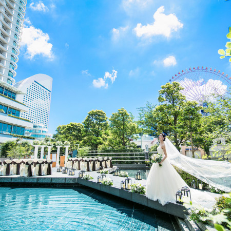 横浜の空の下で水と緑に囲まれたナチュラルセレモニーが叶います。ガーデンチャペル（着席30名 立席100名）