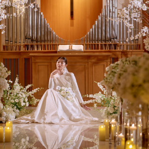 チャペル◇大理石に反射する新郎新婦様の幸せなお姿が魅力的|横浜ベイシェラトン ホテル&タワーズの写真(52994690)