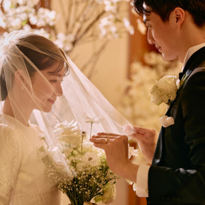 チャペル◇大理石に反射する新郎新婦様の幸せなお姿が魅力的|横浜ベイシェラトン ホテル&タワーズの写真(52994762)