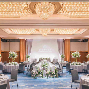 日輪 ～Noble Style～吹き抜けの高い天井からスワロフスキーのシャンデリアがきらめく「日輪」は、圧倒的な開放感を誇る正統派の会場です/40～360名|横浜ベイシェラトン ホテル&タワーズの写真(56014311)