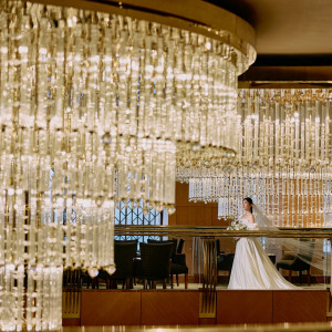 スワロフスキーのシャンデリアが煌めくフォトスポット。|横浜ベイシェラトン ホテル&タワーズの写真(52994743)